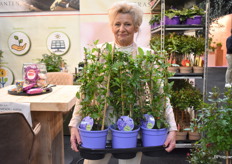 Marion van der Burg van Kwekerij Maron Terrasplanten. Marion bij haar favoriet: de Plumbago, "een mooie zomerbloeier die een rijk pallet aan blauwe bloemen geeft".   